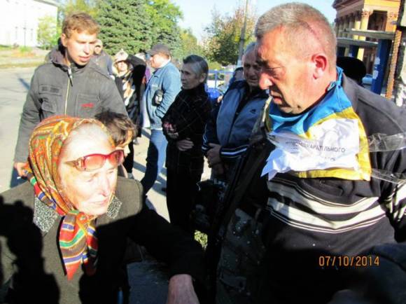 В Зугрэсе поймали карателя и привязали к «позорному столбу» .