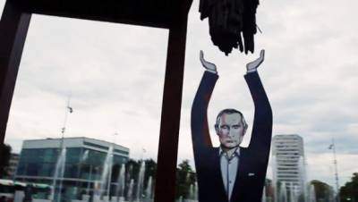 Арт-акция в Европе: Миротворец Путин защищает мир от войны