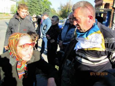 В Зугрэсе поймали карателя и привязали к «позорному столбу» .