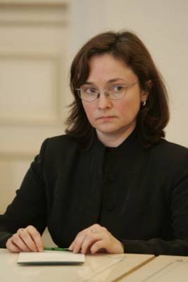 Путин получил сильнейший толчок в спину от своей бывшей хрупкой помощницы в нелепых очках.