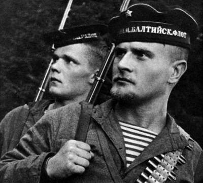 Улыбка и тельняшка стали нашим оружием