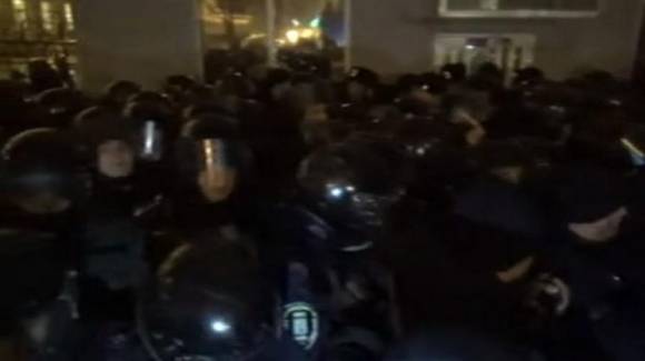 В Киеве идёт штурм здания администрации президента, прорван кордон нацгвардии