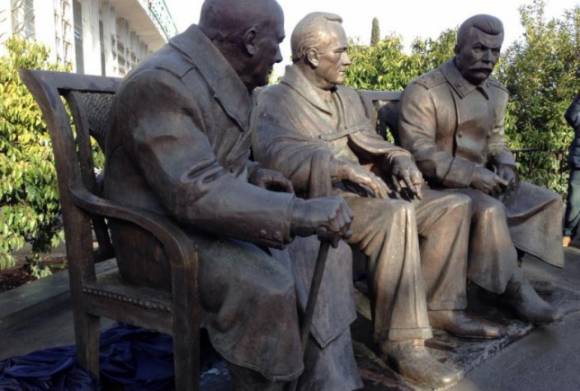 Первый официальный памятник Сталину в России.