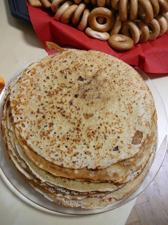 С честной Масленицей.