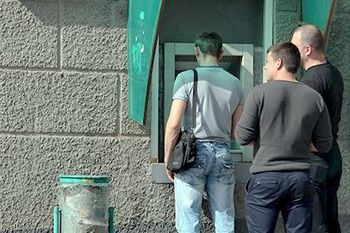 Банкоматы Украины перестали выдавать валюту